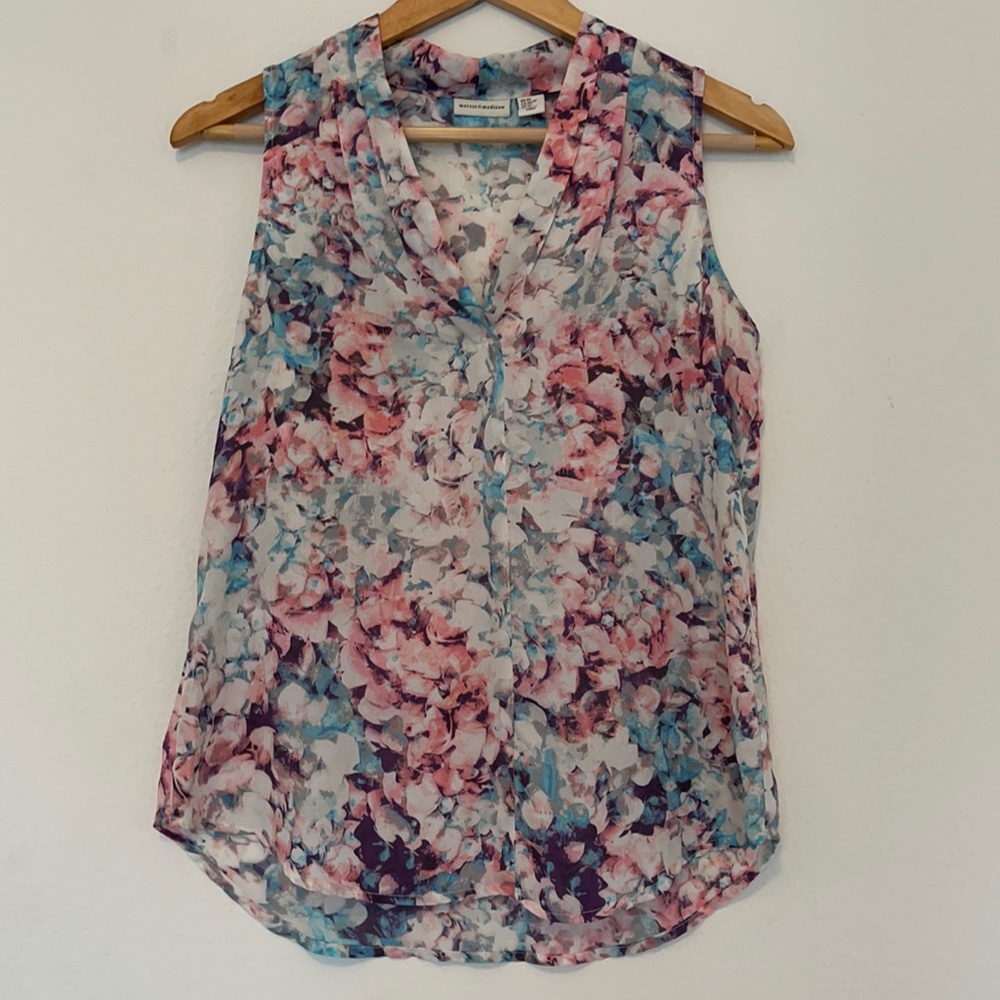 Size XS V-neck pink floral tank top